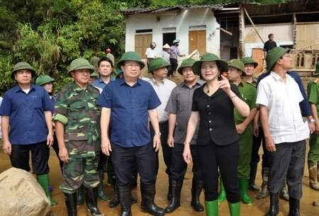 Phó Thủ tướng Trịnh Đình Dũng và Bí thư Tỉnh uỷ Yên Bái Phạm Thị Thanh Trà  thị sát nơi xảy ra lũ quét ở Mù Cang Chải