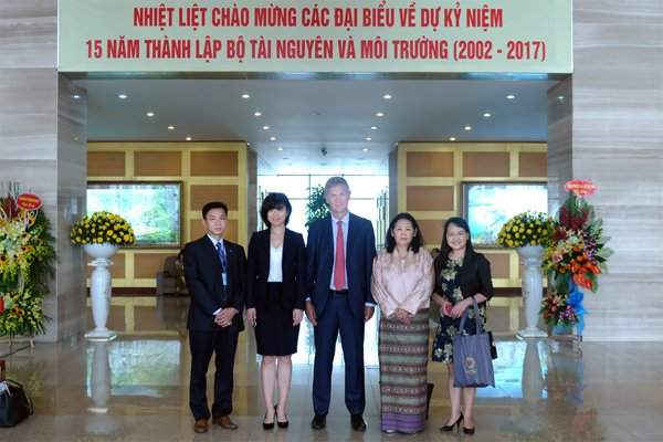 Đoàn công tác của Chương trình Môi trường Liên Hợp Quốc chụp ảnh lưu niệm tại Bộ Tài nguyên và Môi trường