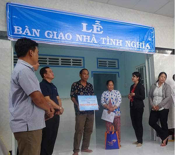 Đại diện Công ty Cổ phần Ma San PQ đã trao quyết định tặng nhà tình nghĩa cho 5 hộ gia đình diện chính sách.