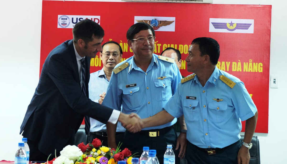 Ký kết bàn giao đất qua xử lý dioxin giữa các bên liên quan