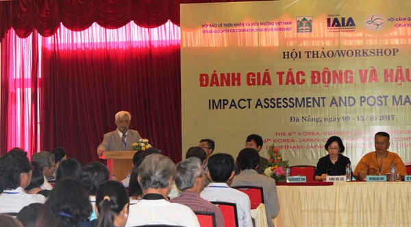 TS. Nguyễn Ngọc Sinh, Chủ tịch hội Bảo vệ Thiên nhiên và Môi trường Việt Nam phát biểu tại hội thảo