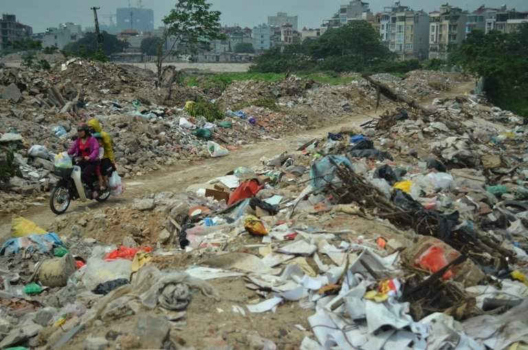 Ô nhiễm môi trường do phế liệu xây dựng đổ tràn lan. Ảnh: Hoàng Minh
