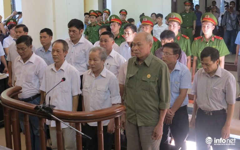 Các bị cáo đứng trước vành móng ngựa.