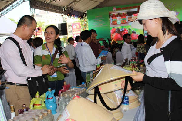 Khách tham quan mua sắm tại hội chợ