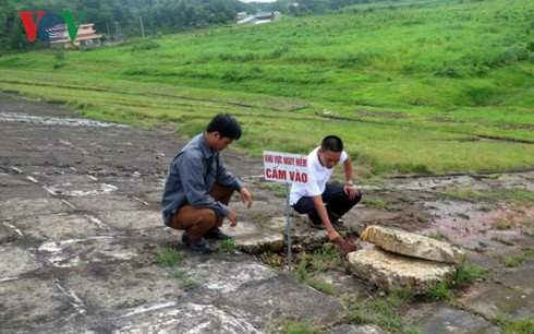 Theo dõi nước thấm tạo một trong những điểm gặp sự cố trên thân đập hồ Núi Cốc