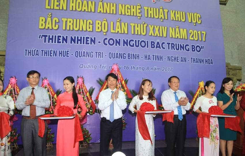 Cắt băng khai mạc Liên hoan ảnh nghệ thuật khu vực Bắc Trung bộ lần thứ 24