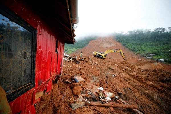 Một chiếc máy xúc hoạt động tại nơi lở bùn ở thị trấn miền núi Regent, Sierra Leone vào ngày 16/8/2017.