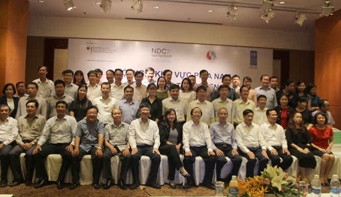 Các đại biểu tham dự Hội nghị  chụp ảnh lưu  niệm 