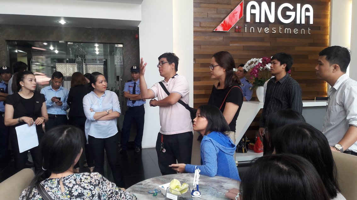 Cư dân chung cư An Gia Star kéo đến trụ sở Công ty An Gia Investment phản đối