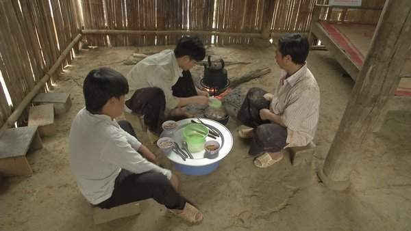 Những bữa cơm chan với nước mắm mặn chátcủa ba bố con