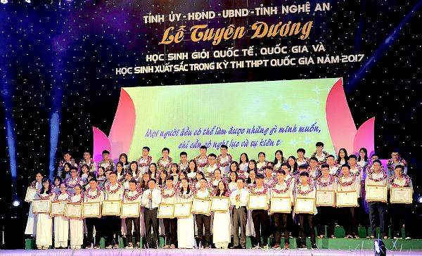 Hơn 140 em học sinh đạt giải quốc tế, khu vực, quốc gia và đỗ điểm cao vào đại học năm 2017 nhận trao thưởng.