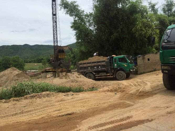 Hàng loạt bãi cát trái phép ngang nhiên hoạt động tại xã Cảnh Hóa