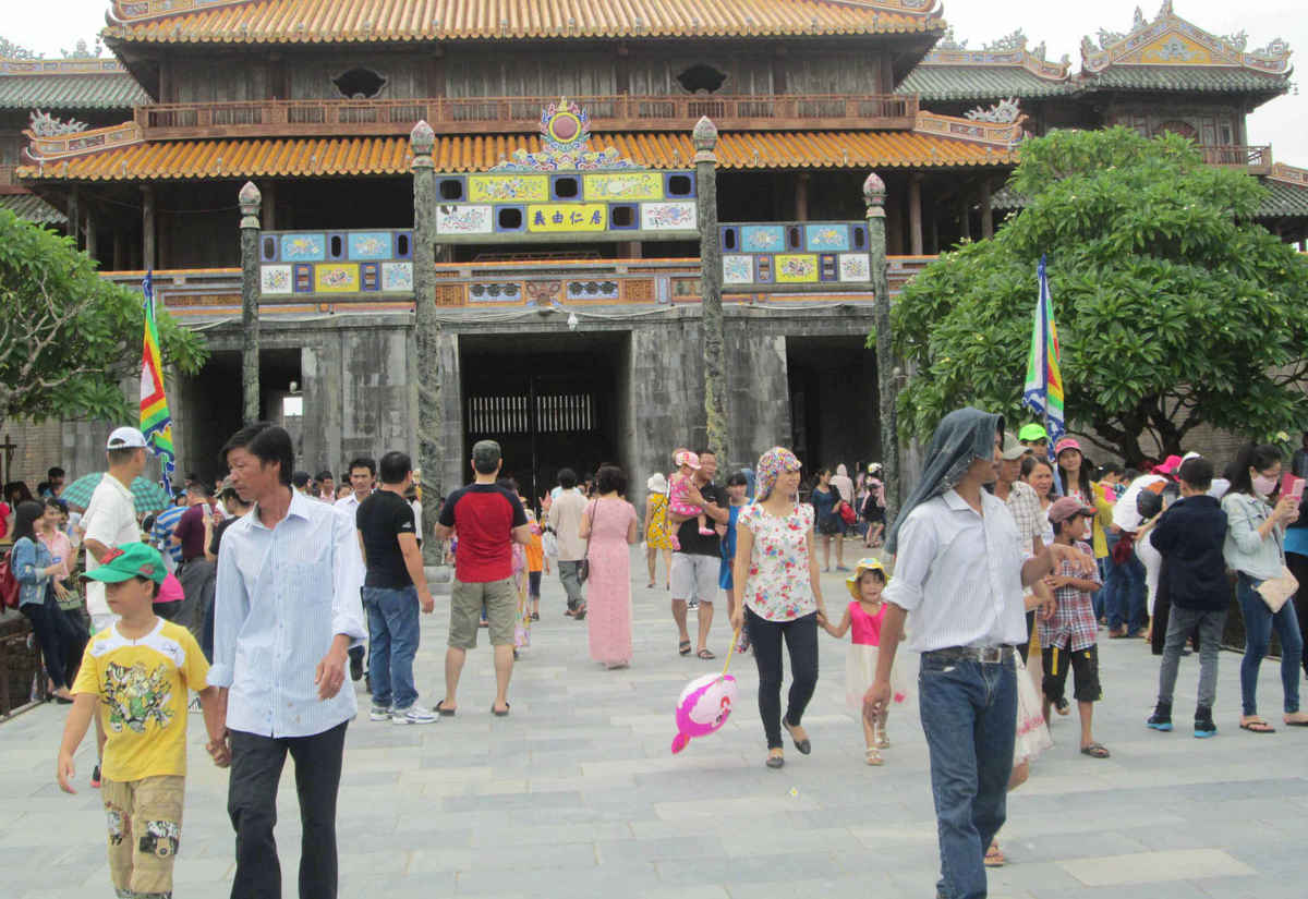 Du khách tham quan khu Di sản Huế