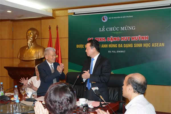 Bộ trưởng Trần Hồng Hà chúc mừng Giáo sư Đặng Huy Huỳnh được phong tặng  Anh hùng Đa dạng sinh học ASEAN
