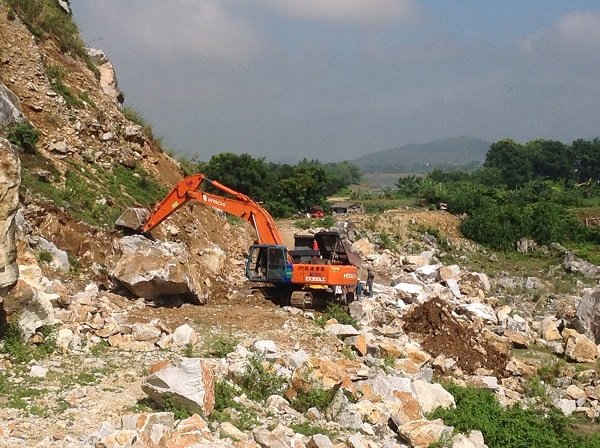 Công ty Toàn Minh đưa máy móc vào khai thác trái phép tại núi Nhót