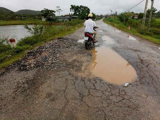 Đường hỏng gây khó khăn lớn cho người tham gia giao thông