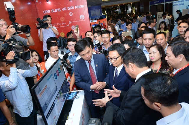  Phó Thủ tướng thăm quan các gian hàng công nghệ cao