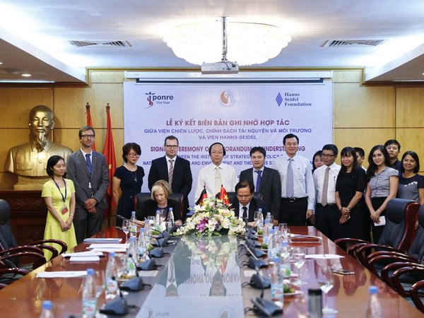 Thứ trưởng Võ Tuấn Nhân và bà Ursula Mannle, Chủ tịch Viện Hanns Seidel chứng kiến lễ ký kết thỏa thuận giữa hai bên