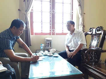  Ông Phạm Quốc Trọng (người mặc áo trắng) trao đổi với phóng viên.