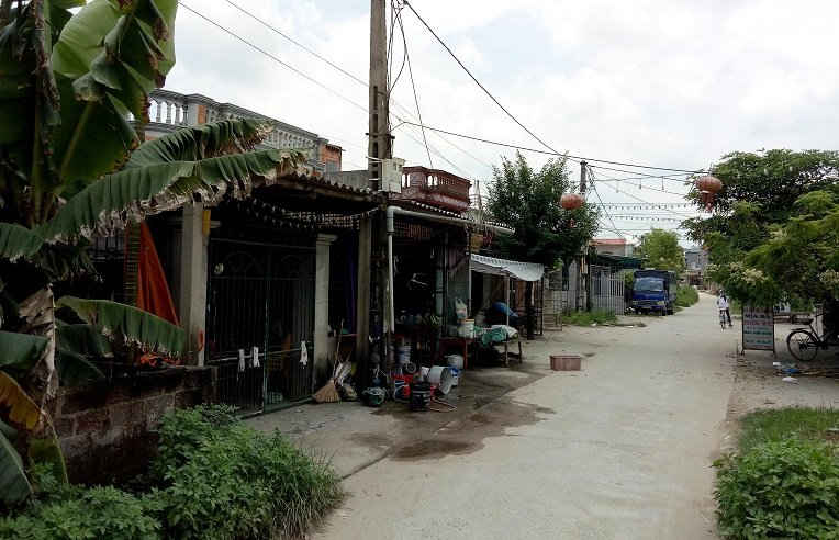Do nhu cầu bức xúc nhiều người dân tự ý là nhà tạm để ở.
