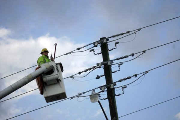 Nhân viên của công ty Florida Power & Light làm việc trên một cột điện ở Pembroke Pines, Florida ngày 26/2/2008. Ảnh: REUTERS / Eric Thayer
