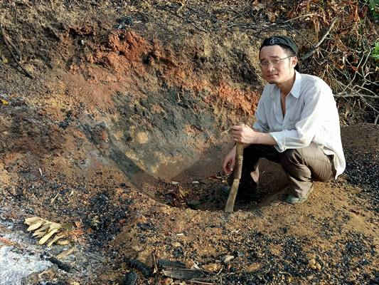 Lâm tặc” ngang nhiên đốt củi lấy than ngay tại hiện trường