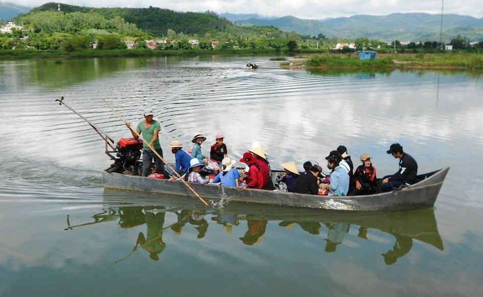 Chiếc thuyền nhôm nhưng chở gần 20 người, song không có ai mặc áo phao.