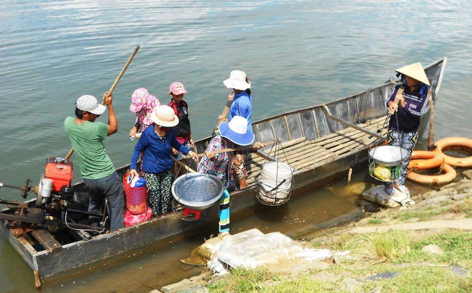 Do chưa có cầu, nên hầu hết người dân, học sinh qua lại trung tâm xã để học hành, buôn bán đều phải đi đò.