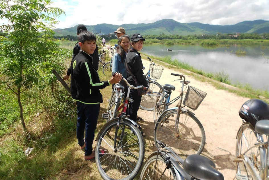 Do chưa có cầu, nên hầu hết người dân, học sinh qua lại trung tâm xã để học hành, buôn bán đều phải đi đò.