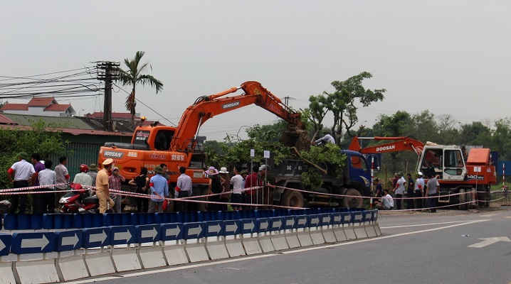 Lực lượng chức năng giải toả công trình gia đình ông Vũ Đức Tế xây dựng trái phép trên đất nông nghiệp.