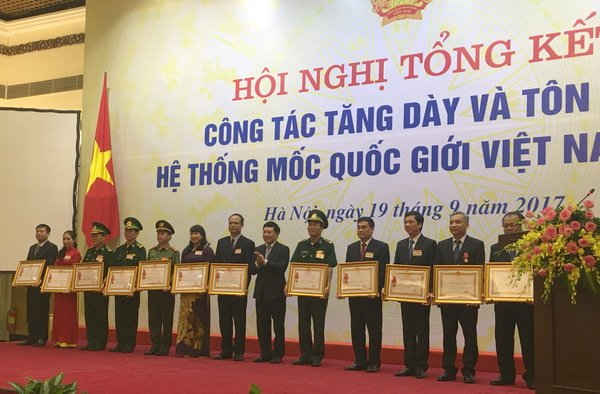 Phó Thủ tướng, Bộ trưởng Bộ Ngoại giao Phạm Bình Minh trao Huân chương lao động hạng Ba cho các tập thể và cá nhân