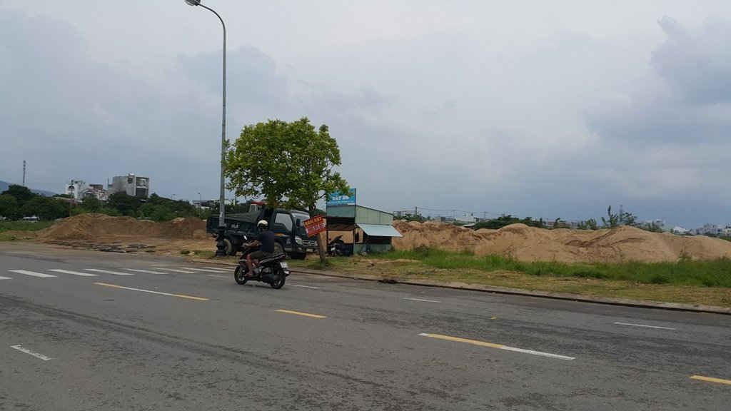 Bãi tập kết cát trái phép trên đường Nam Trân