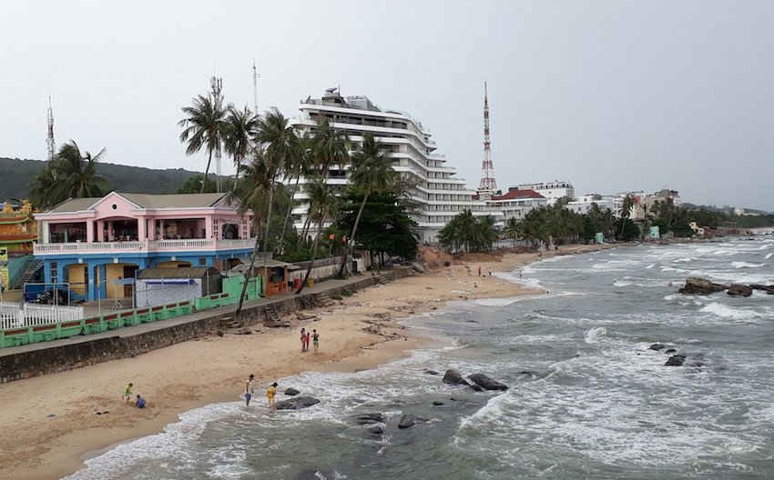 Bãi biển Dinh Cậu (thị trấn Dương Đông), được xem là một trong những nơi quy hoạch, xây dựng vi phạm hành lang bảo vệ bờ biển tại Phú Quốc