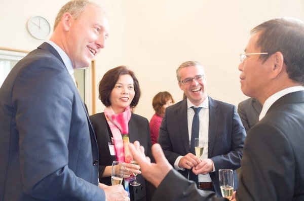 Lãnh đạo Vinamilk cùng ông Nguyễn Trường Thanh - Đại sứ đặc mệnh toàn quyền Việt Nam tại Đan Mạch và Lãnh đạo Tập đoàn Chr.Hansen trao đổi tại lễ ký kết