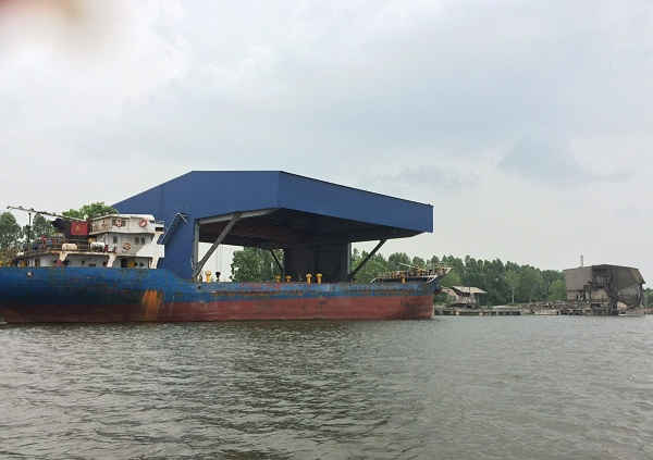 Cảng Vissai không phép nhìn từ sông Đáy