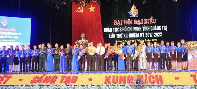 lãnh đạo tỉnh Quảng Trị tặng hoa chúc mừng Ban Chấp hành Đoàn TNCS Hồ Chí Minh nhiệm kỳ 2017-2022