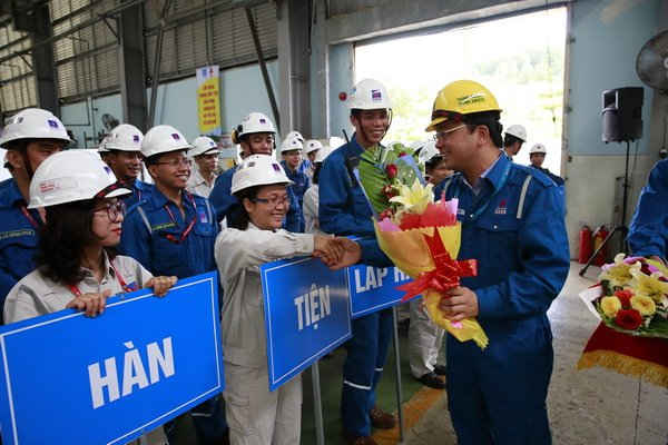 Tổng giám đốc  Trần Ngọc Nguyên tặng hoa cho các đội tham dự Hội thi tay nghề BSR năm 2017