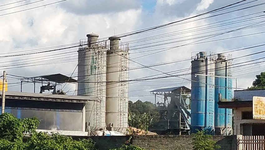 Các bồn trộn bê tông bị người dân phản ánh phát sinh bụi xi măng, gây ô nhiễm môi trường