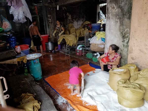 Người làm bún ở thôn Tiền Trong. Ảnh: MH