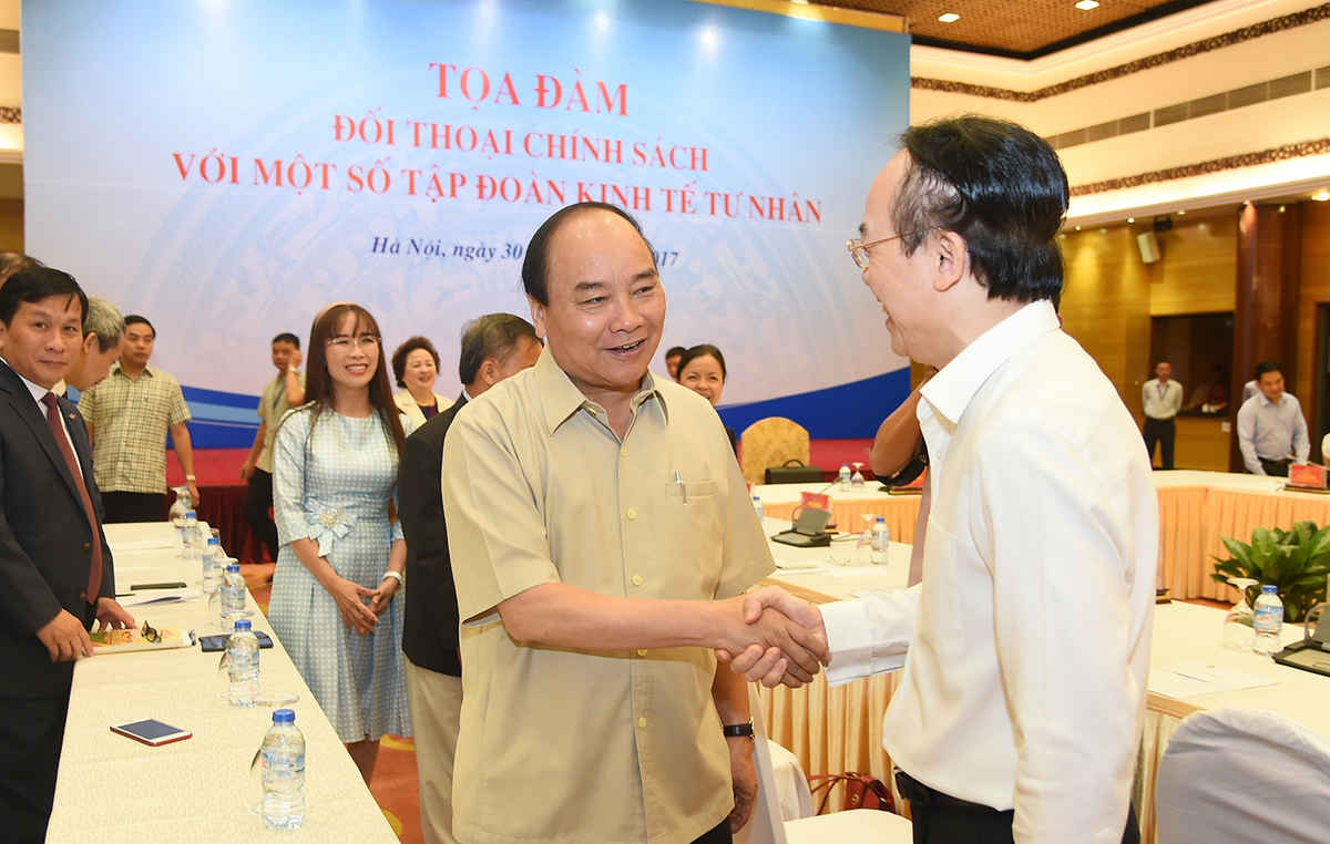 Thủ tướng đến tọa đàm đối thoại chính sách với một số tập đoàn kinh tế tư nhân. Ảnh: VGP