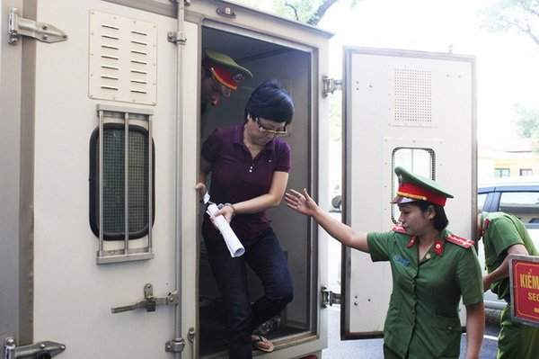   Cựu Đại biểu Quốc hội Châu Thị Thu Nga được dẫn giải đến toà.