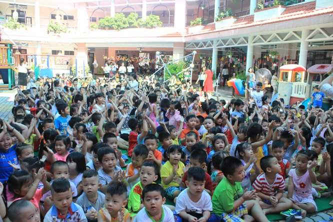Các bé hào hứng tham gia các trò chơi tập thể