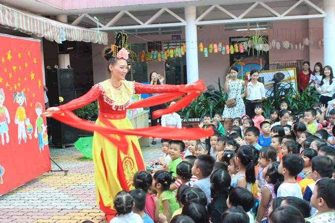 Các bé vui mừng khi được gặp chị Hằng Nga