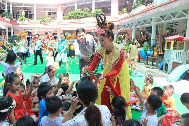 Càng vui hơn khi nhận được những chiếc đèn lồng do chị Hằng Nga trao tặng