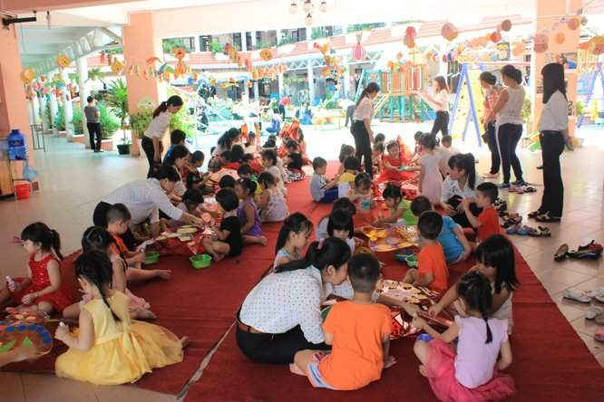 Các cô giáo và các bé tham gia cuộc thi trang trí đèn lồng