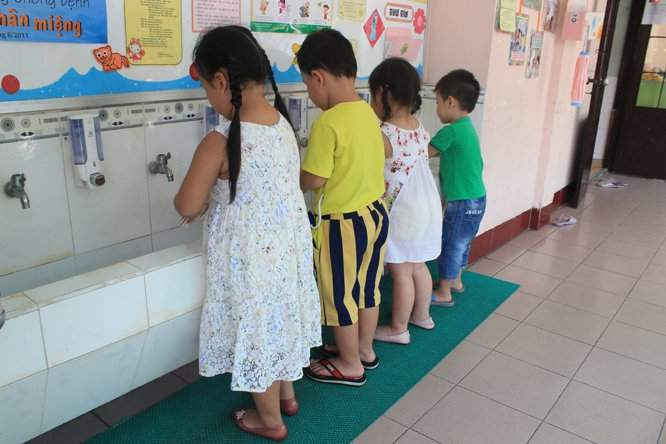Trước khi vào bữa ăn, trẻ được yêu cầu rửa tay sạch sẽ bằng sạt phòng diệt khuẩn nhằm đảm bảo vệ sinh, sức khỏe