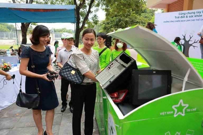 Người dân sôi nổi hưởng ứng thu gom rác