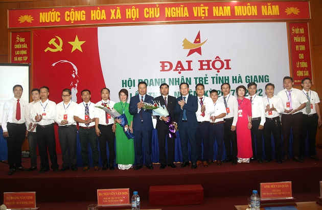 Chủ tịch Hội Doanh nhân trẻ Việt Nam Bùi Văn Quân và Chủ tịch UBND tỉnh Hà Giang Nguyễn Văn Sơn tặng hoa chúc mừng BCH Hội Doanh nhân trẻ tỉnh Hà Giang.