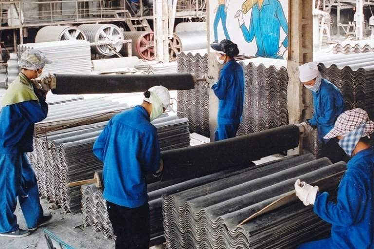 Tấm lợp làm từ amiăng trắng đang được hàng triệu người Việt Nam sử dụng.