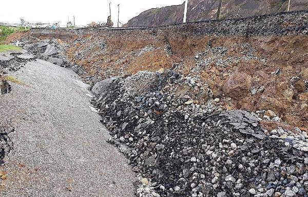 Có chỗ bị sụt sâu tói khoảng 2m